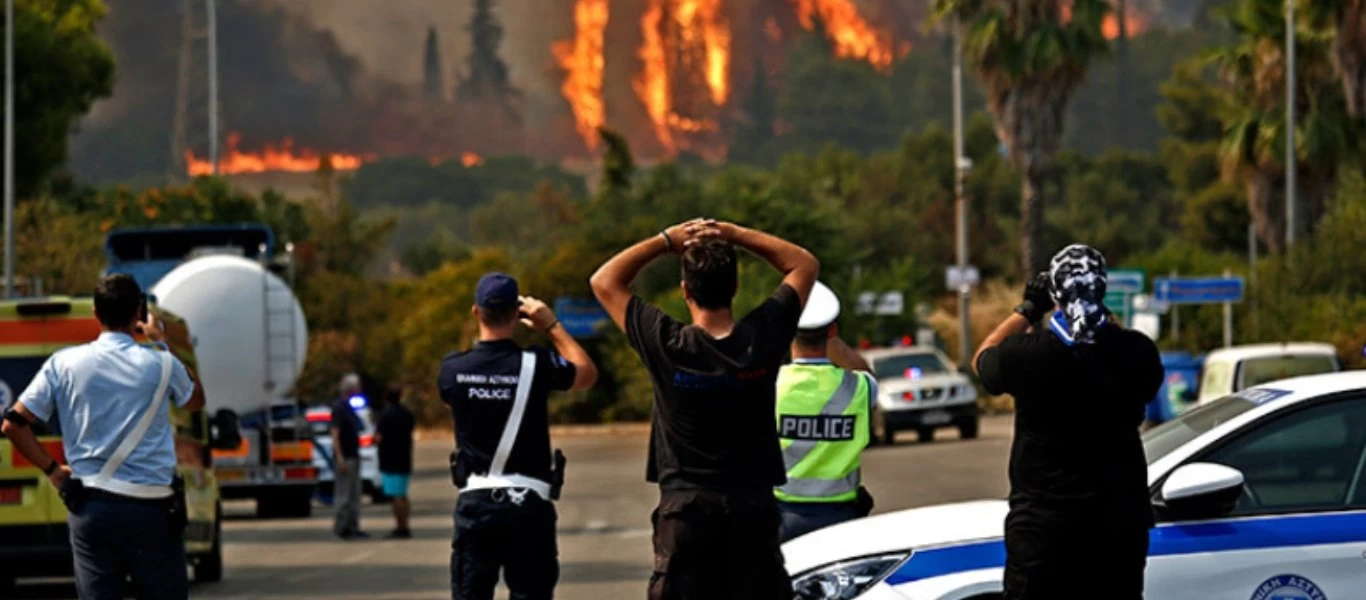 Συγκλονιστικές εικόνες από την φωτιά στη Βαρυμπόμπη - Η καταστροφή από ψηλά (βίντεο)